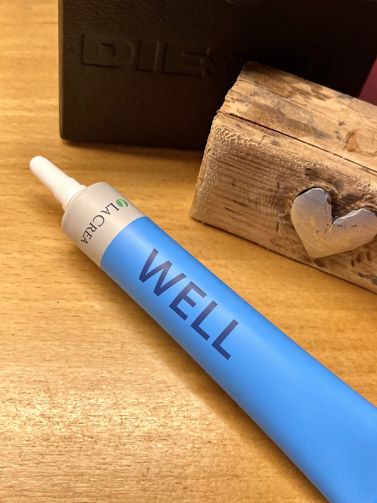 Туба WELL с апликатора, отблизо